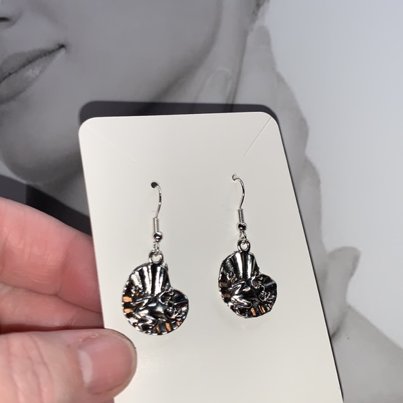 Hand Crafted Frog 🐸 Earrings - Picture 4 of 8